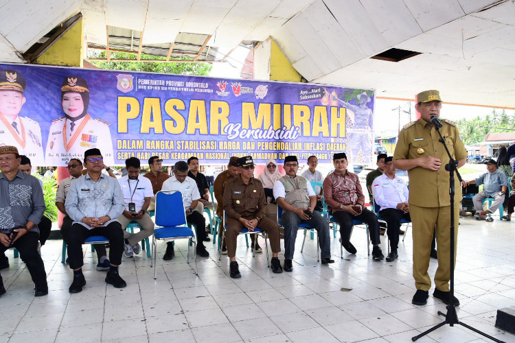 Gubernur Gusnar Ismail memberikan sambutan pada pasar murah bersubsidi di lapangan Kecamatan Paguat, Kabupaten Pohuwato, Selasa (25/3/2025). (Foto : Haris)