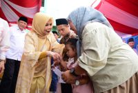 Wakil Gubernur Gorontalo Idah Syahidah Rusli Habibie saat hadir pada pelaksanaan Festival Ketupat yang dipusatkan di Desa Reksonegoro, Kecamatan Tibawa, Kabupaten Gorontalo, Senin (7/4/2025).