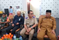 Foto: Kakan Pertanahan Bolmong Utara, Musadia,, lagi berbincang dengan Asisten Setda Kabupaten Bolmong Utara Bidang Ekbang, Abdul Nazarudin Maloho di ruang Rapat Paripurna DPRD Bolmong Utara, Selasa (24/6/2025).