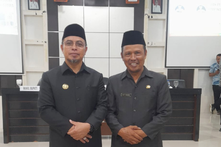 ‎Foto: Bupati Boltara, Dr. Sirajudin Lasena, SE., M.Ec.Dev., bersama Adler T.H. Manginsoa, SST., M.Si., yang ditunjuk sebagai Plt Kepala Dinas Lingkungan Hidup (DLH) Boltara (samping kiri).