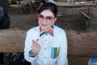 Anggota Komisi VI DPR RI, Christiany Eugenia Paruntu (CEP), saat berada di Bikini Bottom Cafe, kawasan Pantai Batu Pinagut, Kabupaten Bolaang Mongondow Utara. (Foto: Dolvin)