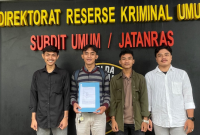 Ketum PPMN Jakarta beserta sebagian pengurusnya saat mendatangi Polda Metro Jaya. (Foto : Ahmad Risqi/Asumsi)