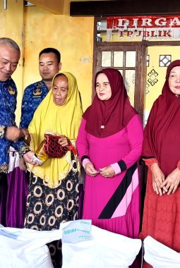 Wabup Tonny Salurkan CPP di Telaga Jaya, Pemkab Gorontalo Perkuat Ketahanan Pangan Jelang Iduladha