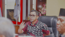 Bupati Boltara, Dr. Sirajudin Lasena, SE., M.Ec.Dev., memberikan arahan dalam rapat koordinasi percepatan implementasi BLUD di Ruang Rapat Bupati, Kamis (4/6/2026). Foto: Prokopim Boltara.