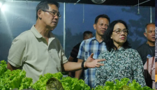 Wali Kota Bitung Hengky Honandar bersama Ketua TP-PKK Kota Bitung Ellen Honandar Sondakh dan kontingen Kota Bitung meninjau salah satu stand pameran pada PENAS XVII Petani dan Nelayan Tahun 2026 di Gorontalo (Foto: Istimewa)