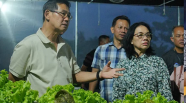 Wali Kota Bitung Hengky Honandar bersama Ketua TP-PKK Kota Bitung Ellen Honandar Sondakh dan kontingen Kota Bitung meninjau salah satu stand pameran pada PENAS XVII Petani dan Nelayan Tahun 2026 di Gorontalo (Foto: Istimewa)