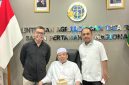 Foto: Tampak Bupati Boltara Sirajudin Lasena berdiri di sisi kanan Menteri ATR/BPN Nusron Wahid, sementara Bupati Bolmong Yusra Alhabsyi berdiri di sisi kiri usai pertemuan audiensi di Jakarta. (Istimewa)