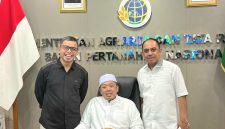 Foto: Tampak Bupati Boltara Sirajudin Lasena berdiri di sisi kanan Menteri ATR/BPN Nusron Wahid, sementara Bupati Bolmong Yusra Alhabsyi berdiri di sisi kiri usai pertemuan audiensi di Jakarta. (Istimewa)