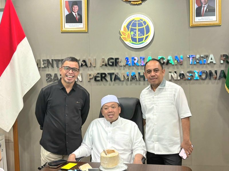 Foto: Tampak Bupati Boltara Sirajudin Lasena berdiri di sisi kanan Menteri ATR/BPN Nusron Wahid, sementara Bupati Bolmong Yusra Alhabsyi berdiri di sisi kiri usai pertemuan audiensi di Jakarta. (Istimewa)