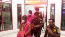 Dua tersangka dugaan korupsi ADD dan Dana Desa Tahun 2024 dikawal petugas Kejaksaan Negeri Boltara menuju mobil tahanan usai menjalani penetapan tersangka, Selasa (21/07/2026).