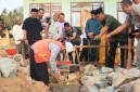 Bupati Sirajudin Lasena melakukan peletakan batu pertama pembangunan Gedung UKS di SD Negeri 5 Bolangitang Timur. (Foto: Prokopim Boltara)