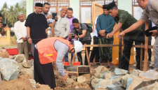 Bupati Sirajudin Lasena melakukan peletakan batu pertama pembangunan Gedung UKS di SD Negeri 5 Bolangitang Timur. (Foto: Prokopim Boltara)