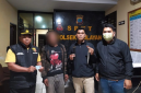 Personel Polsek Lolayan mengamankan terduga pelaku beserta barang bukti berupa sebilah pisau di Mapolsek Lolayan, Kamis (23/7/2026). (Foto: Humas Polres Kotamobagu)