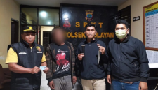 Personel Polsek Lolayan mengamankan terduga pelaku beserta barang bukti berupa sebilah pisau di Mapolsek Lolayan, Kamis (23/7/2026). (Foto: Humas Polres Kotamobagu)