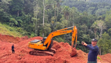 Foto: Ekskavator yang diamankan petugas di lokasi dugaan pertambangan emas tanpa izin (PETI) dalam kawasan Hutan Produksi Terbatas Mobungayom, Bolaang Mongondow.