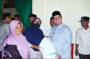 Bupati Boltara Dr. Sirajudin Lasena, SE., M.Ec.Dev., menyerahkan bantuan beras secara simbolis kepada penerima Bantuan Cadangan Pangan Pemerintah (CPP) Tahap II di Kantor Camat Kaidipang, Rabu (19/8/2026). (Foto: Pemkab Boltara)
