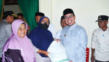 Bupati Boltara Dr. Sirajudin Lasena, SE., M.Ec.Dev., menyerahkan bantuan beras secara simbolis kepada penerima Bantuan Cadangan Pangan Pemerintah (CPP) Tahap II di Kantor Camat Kaidipang, Rabu (19/8/2026). (Foto: Pemkab Boltara)