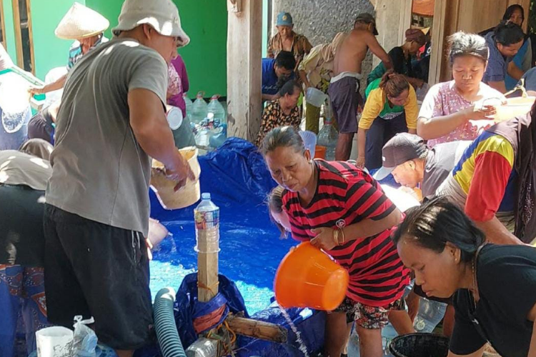 Terlihat Puluhan Warga Turut Mengantre Air Yang di Distribusikan PWN dan BPBD Ngawi. Foto : (Avit/PWN)